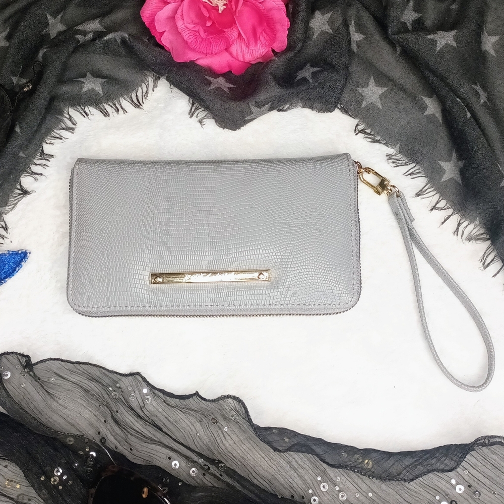 *New* Betsy Johnson (Clutch) Wristlet 🩶 🩷